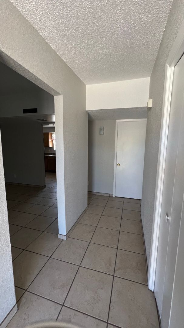Building Photo - Beautiful home with 2 kitchens and 3 bedrooms and 2 bathrooms