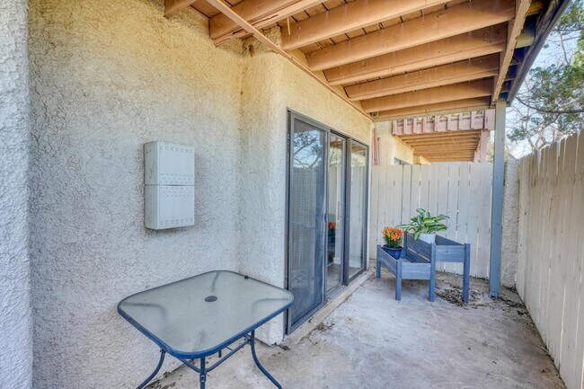 Building Photo - 207 Hi Cir N