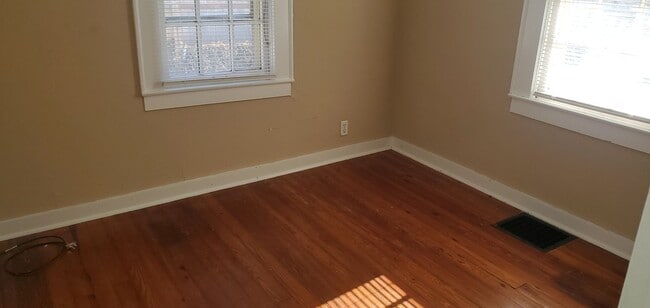 Building Photo - 2 bd, 1 ba house in central west Columbia, wood floors, new paint, low traffic road