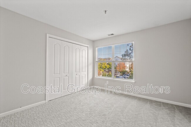Building Photo - 2212 Lesner Crescent