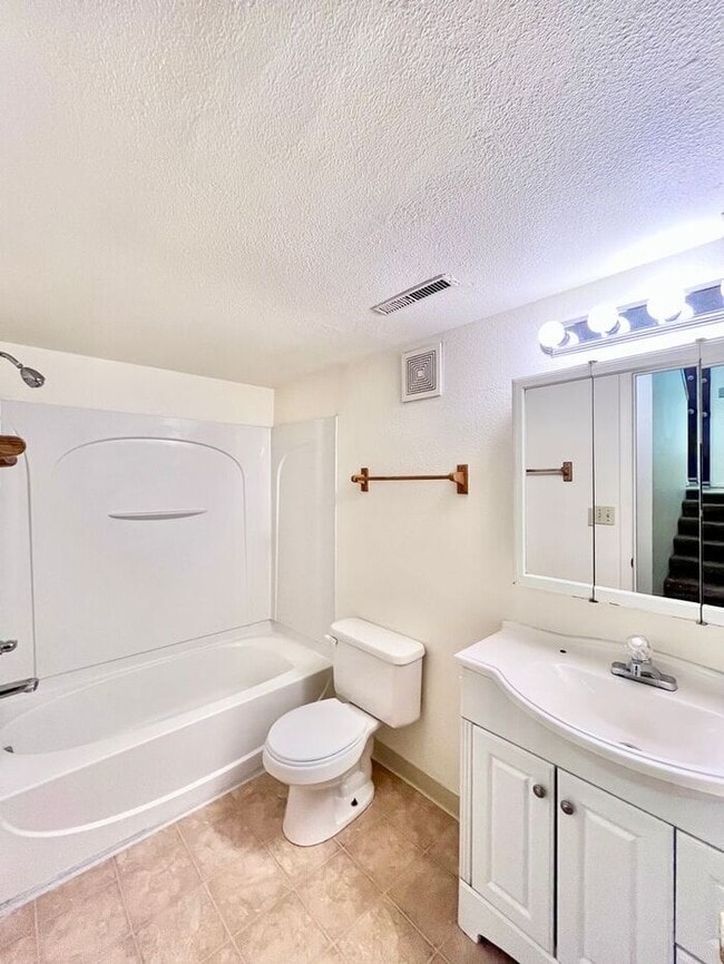 Building Photo - Great 2 bedroom 1 bathroom Duplex with att...