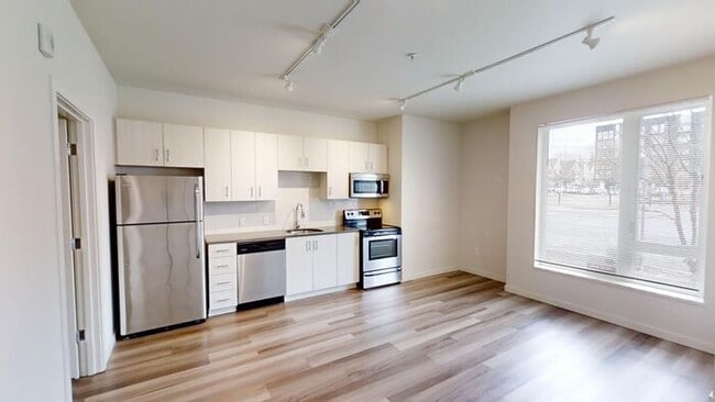 Building Photo - First Floor Front Facing Vibrant Stylish O...