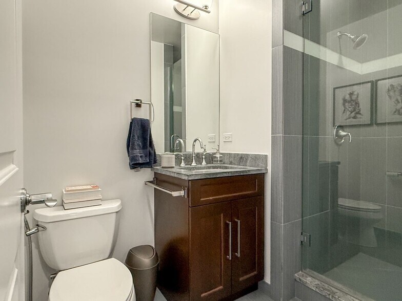 Building Photo - 927 W Agatite Ave