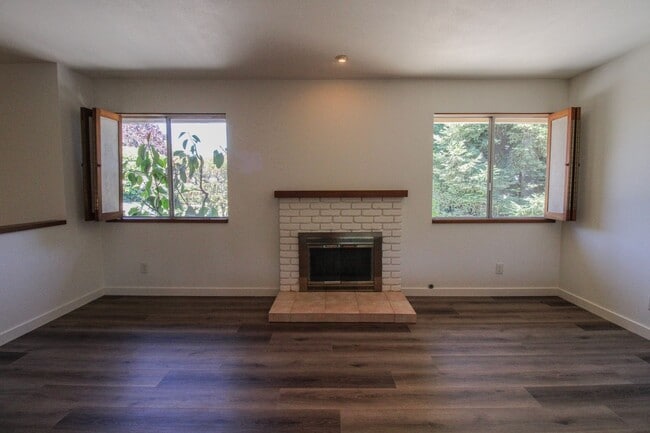 Building Photo - 298 Country Club Dr