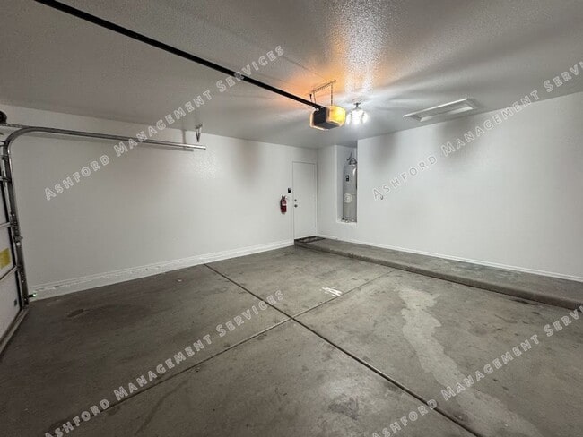 Building Photo - 3 BEDROOM WITH NO CARPET/LARGE YARD