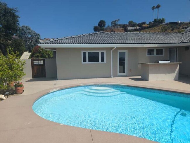Building Photo - Gorgeous 3 bed 2.5 bath home with stunning Ocean Views and lots of natural light, in the highly s...