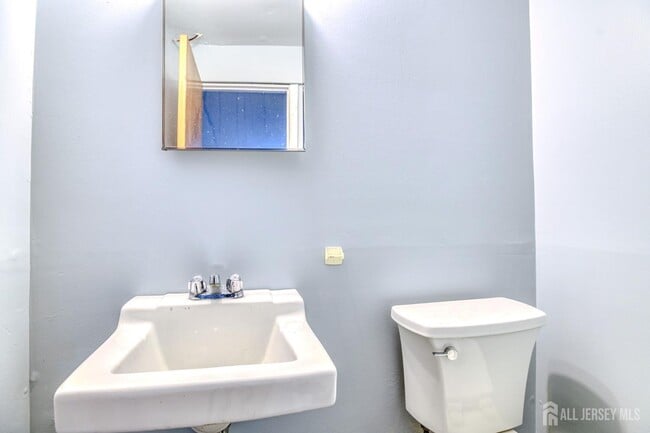 Building Photo - 345 Lincoln Blvd