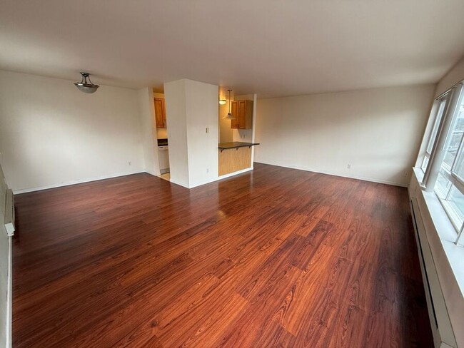 Building Photo - Spacious 2 bedroom with hardwood floors. W...