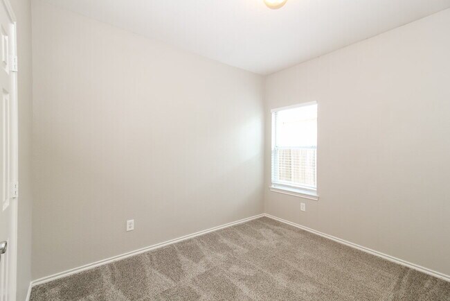 Building Photo - 10048 Iron Ridge Dr