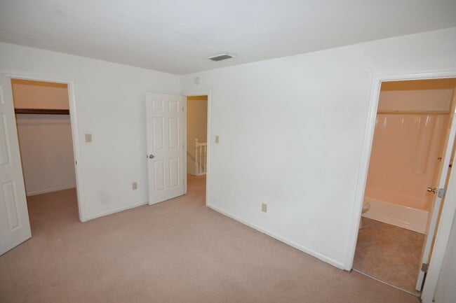 Building Photo - Updated 2 Bedroom Townhome in Salem Lakes