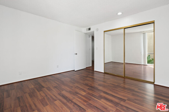 Building Photo - 6515 Green Valley Cir