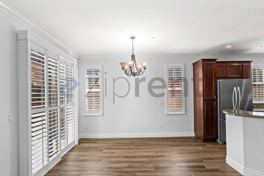 Building Photo - Unit