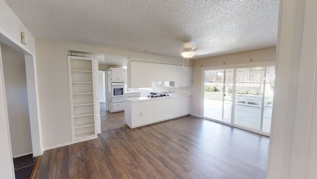 Building Photo - Spacious 4 bedroom 2.5  Bath Calimesa Home!