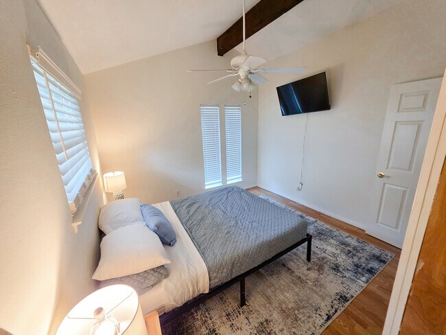 Building Photo - 4305 Temple Hill