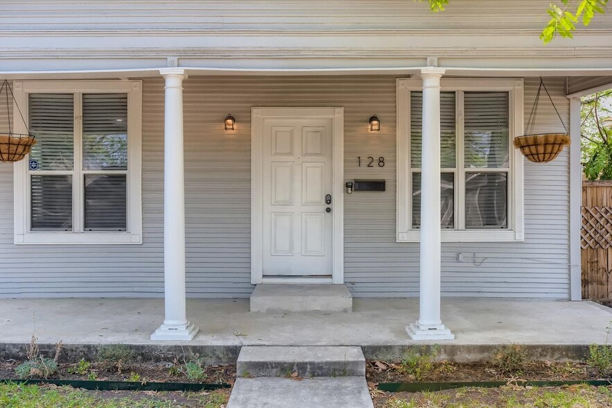 Building Photo - Updated & charming Lavaca home with large fenced yard