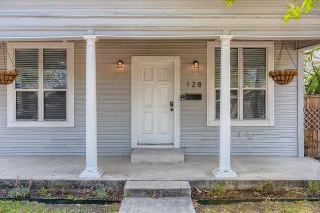 Building Photo - Updated & charming Lavaca home with large ...