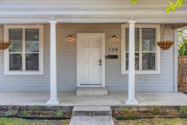 Building Photo - Updated & charming Lavaca home with large fenced yard