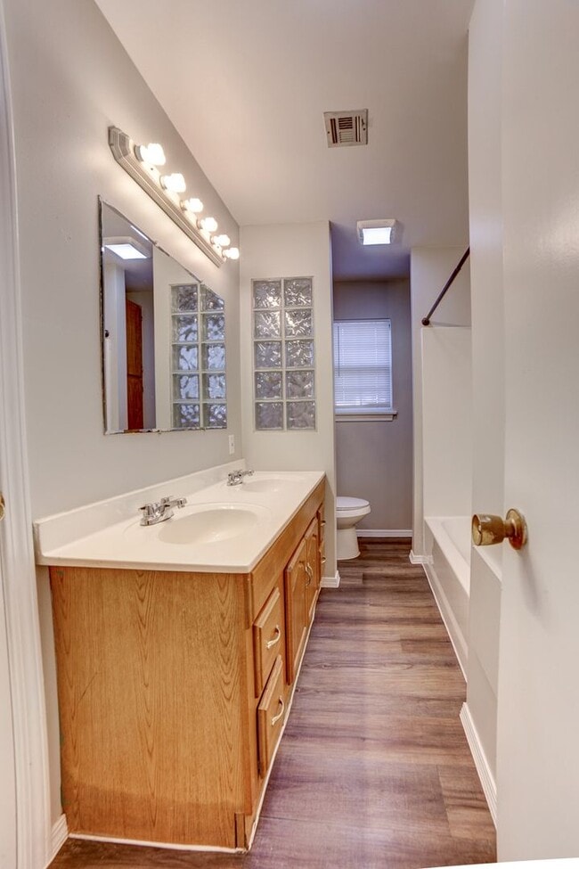 Building Photo - 4 Bed | 2 Bath in Midtown!