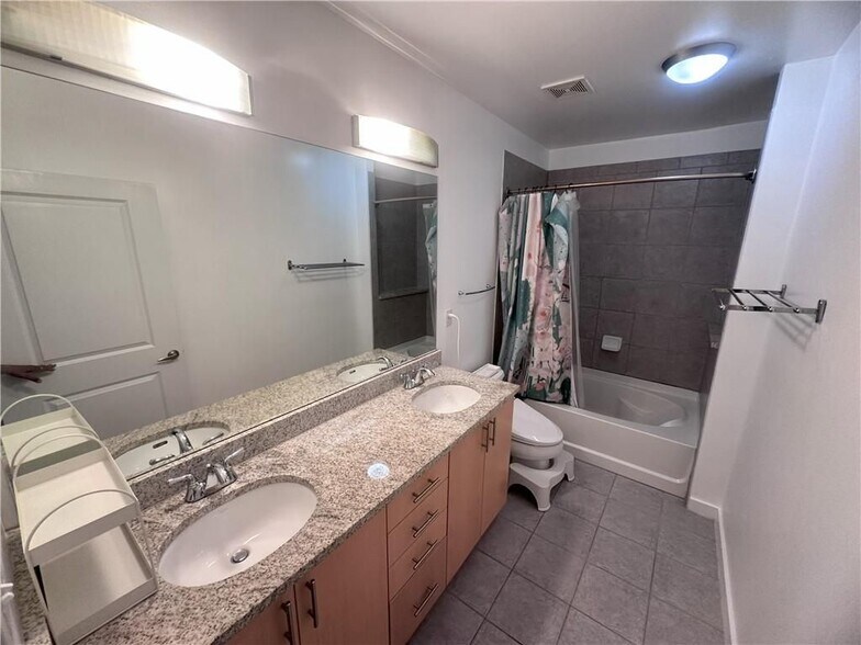 Building Photo - 400 W Peachtree St NW