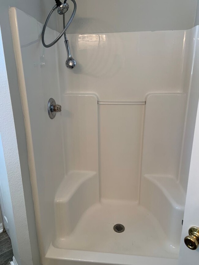 Building Photo - Updated 3 bed/ 2bath- Lehigh Woods