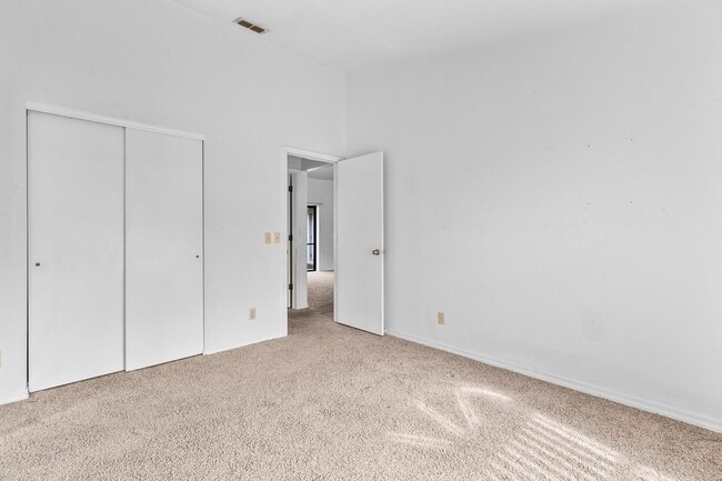 Building Photo - Annual ** 4 Bed / 3 Bath Single Family Hom...