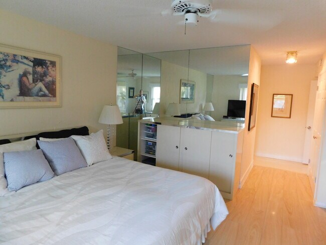 Building Photo - 9285 Vista del Lago