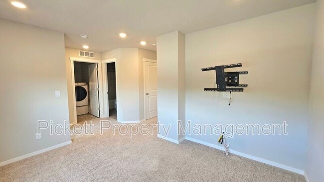 Building Photo - 6524 Yorktown Pl NE