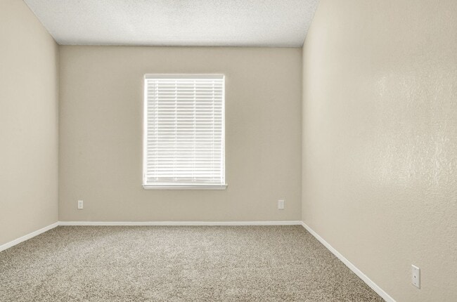 Building Photo - Eastside 2 Bedroom 2 Bath