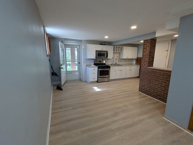 Building Photo - 376 Fellsway W