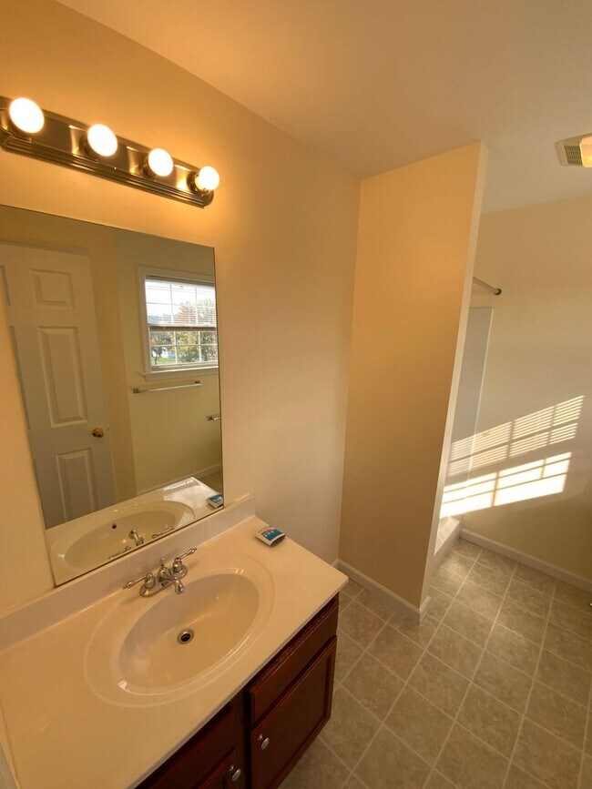 Building Photo - Great town home in Sterling Place