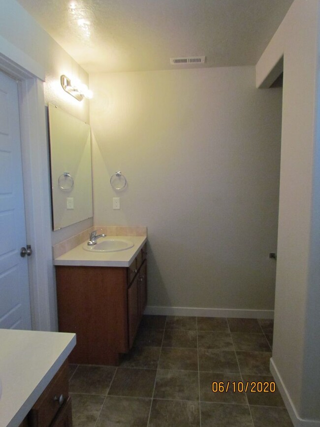 Building Photo - 3 Bed 2 Bath 1622 sqft RV Parking rent fre...