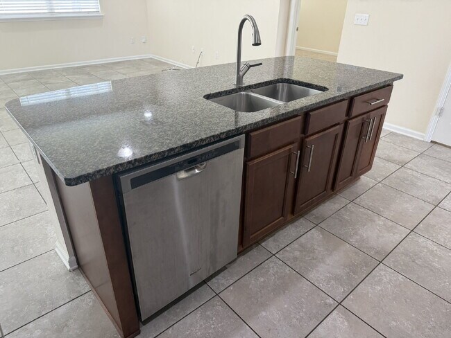 Building Photo - For Rent- Beautiful Home with 4 Bed, 2.5 Bath, PLUS a loft in Northside Jacksonville!
