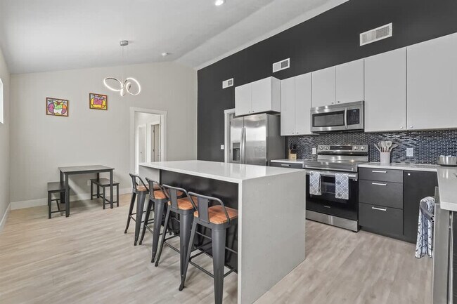 Building Photo - 1001 N Shamrock St