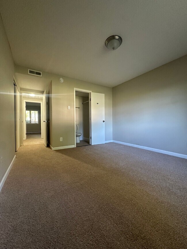 Building Photo - 2-Bedroom Townhouse in Stow, OH – Offering the perfect blend of comfort, convenience, and modern ...