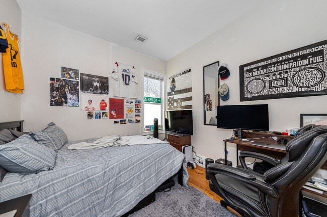 Building Photo - Nicely Priced 4-bed, 2-bath Mission Hill Apartment