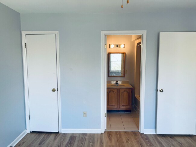 Building Photo - 2-Bedroom Townhouse with Garage & Pool on ...