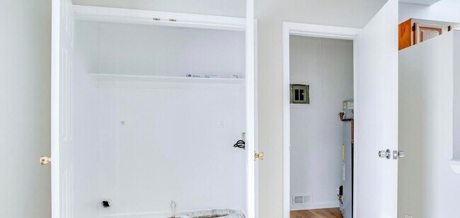 Building Photo - Live in the Heart of It All – 2BR Duplex w...
