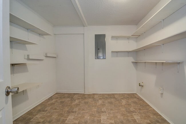 Building Photo - 2419 Southdale Dr