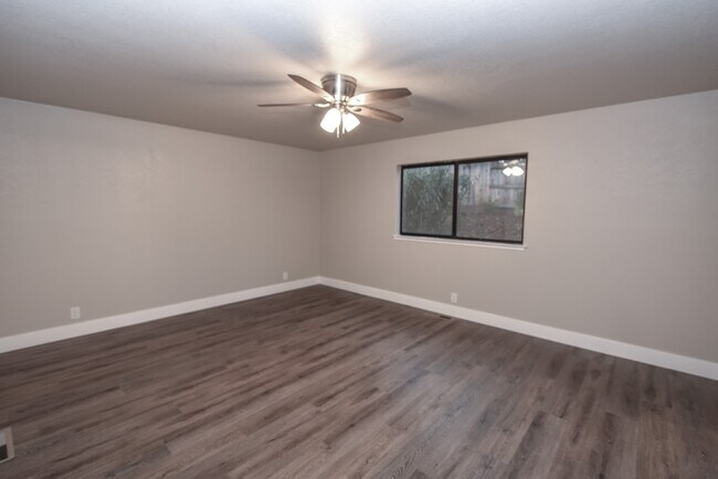 Building Photo - 2455 Knollwood Dr