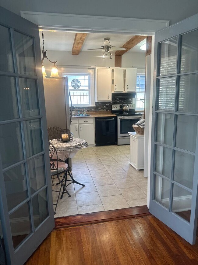 Building Photo - 3 bedroom 2 bath beautiful home with tons of character!