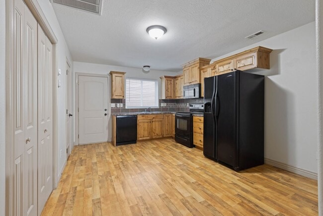 Building Photo - DARLING - 2 Bed 1.5 Bath Townhome in the M...