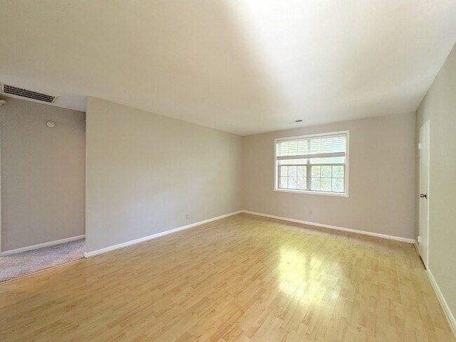 Building Photo - Welcome to this well-maintained top-floor condominium