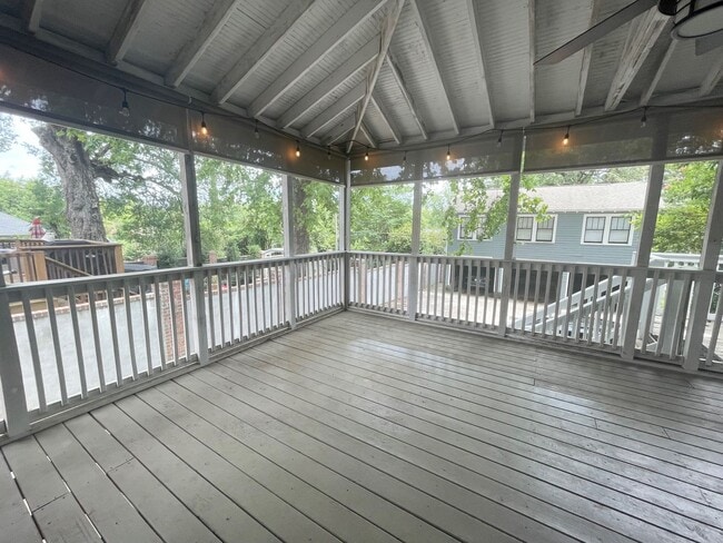 Building Photo - 3 Bedroom 2 1/2 Bath Updated Historic Home
