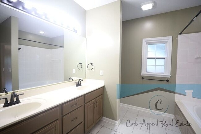 Building Photo - 4 bedroom 2 bath recently built home (Nett...