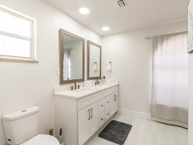 Building Photo - 1123 SW Oak Hollow Ct