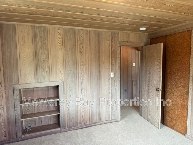 Building Photo - 711 Riverview Dr