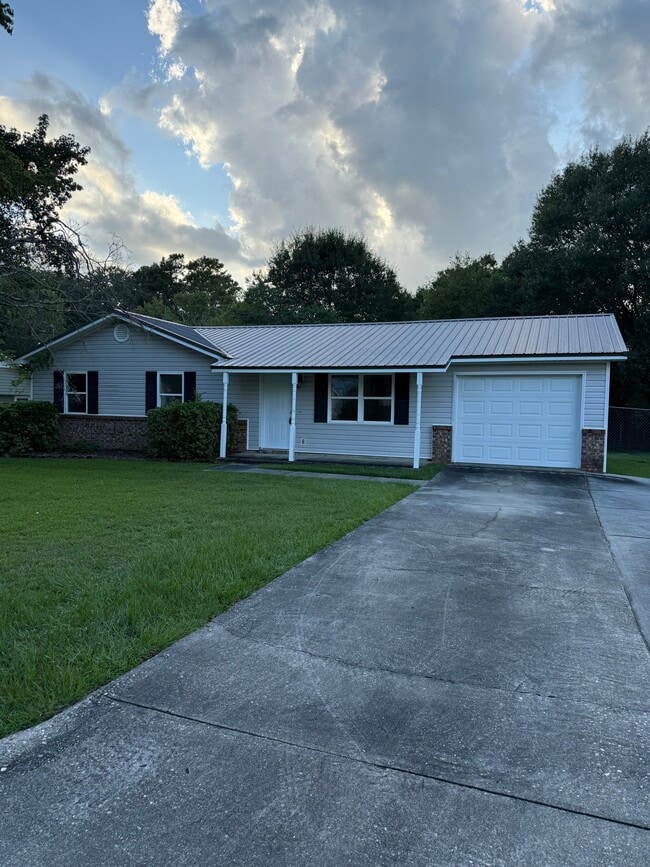 Primary Photo - 2413 Creekwood Dr