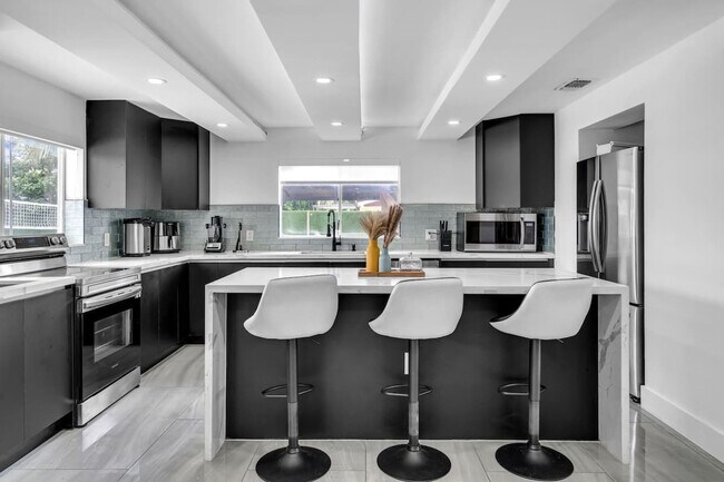 Building Photo - 1255 NE 199th St