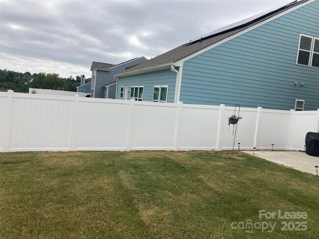 Building Photo - 809 Alexander Commons Dr