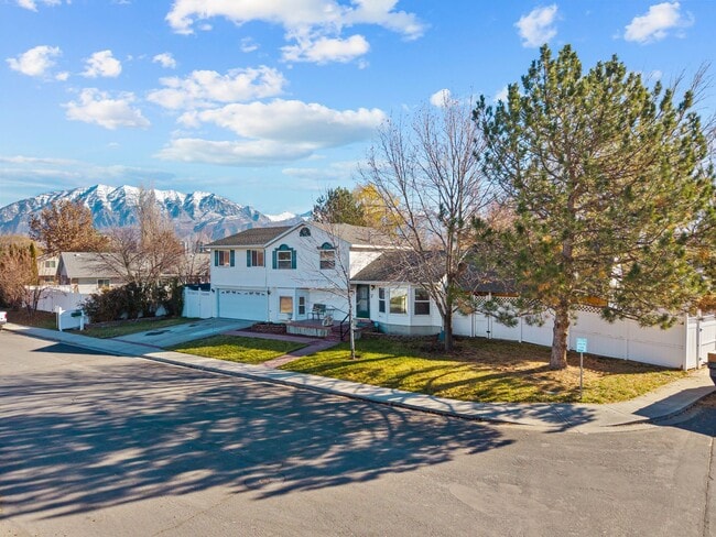 Building Photo - Spacious 4 Bedroom Home in Quiet Orem Neighborhood